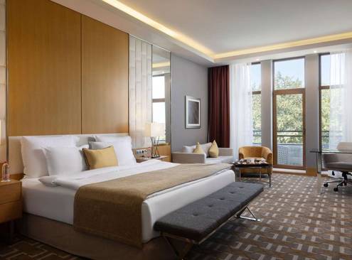 Deluxe Room with one large bed and mountain view