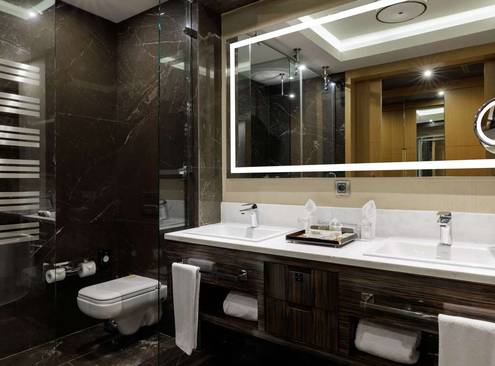 Deluxe Room with one large bed and mountain view