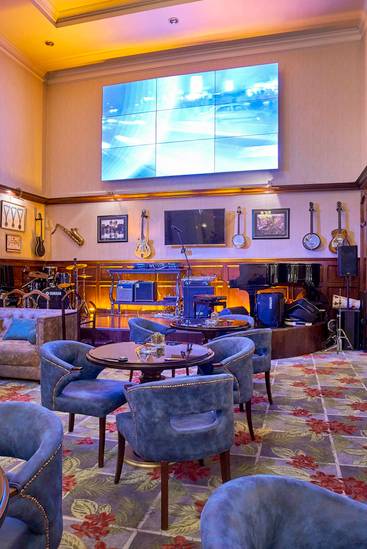THE IRISH PUB